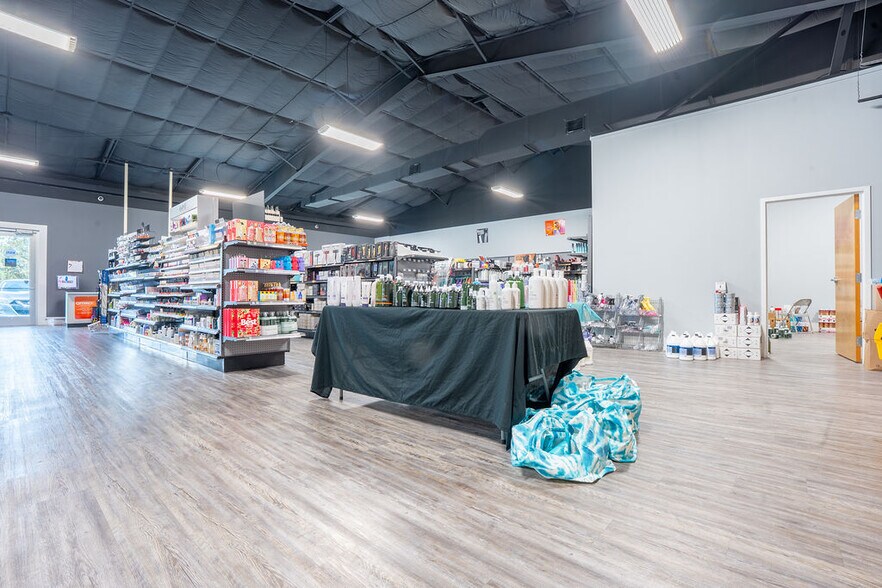 More Photos Of 21 Hollywood Blvd SW, Fort Walton Beach General Retail For Sale