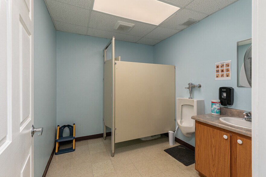 More Photos Of 500 W Daniels St, Ozark Office For Sale