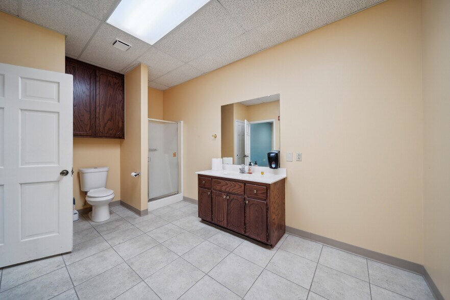 More Photos Of 710 S Adams St, Sapulpa Distribution For Sale