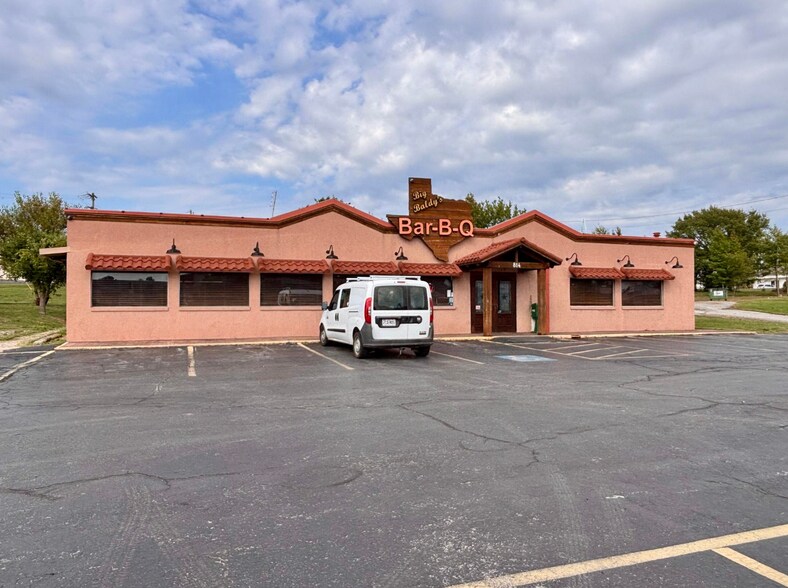 Primary Photo Of 814 E Highway 60, Monett Restaurant For Sale