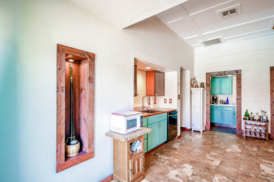 More Photos Of 512 N Travis St, Granbury Hospitality For Sale