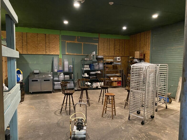 More Photos Of 410 S Clippert St, Lansing Restaurant For Sale