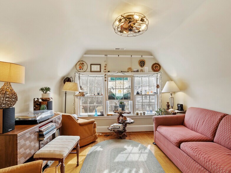 More Photos Of 506 W Main St, Burnsville Freestanding For Sale