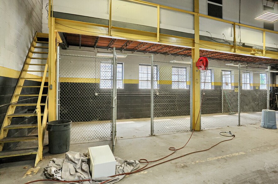 More Photos Of 98 Sproul St, McKees Rocks Truck Terminal For Sale