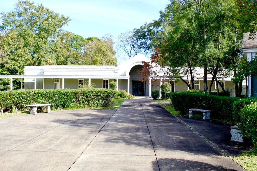 More Photos Of 2005 N Country Club Dr, Montgomery Schools For Sale