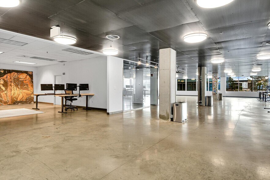 More Photos Of 2727 Western Ave, Seattle Loft Creative Space For Lease