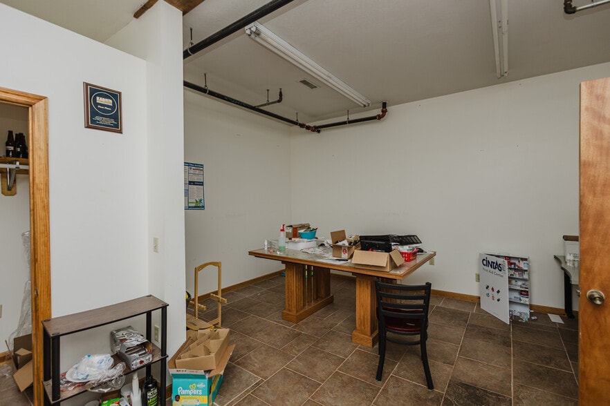 More Photos Of 830 N Kansas Ave, Topeka Bar For Sale