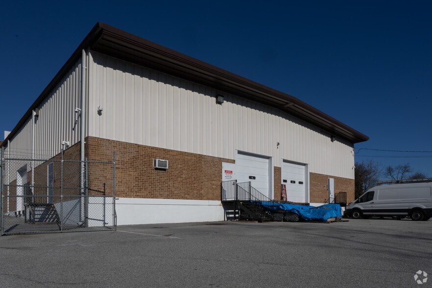 More Photos Of 4801-4825 Benson Ave, Arbutus Warehouse For Lease