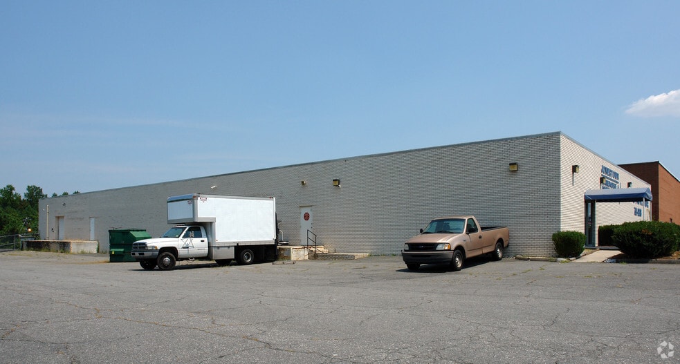 More Photos Of 4801 Commercial Plaza St, Winston-Salem Warehouse For Lease