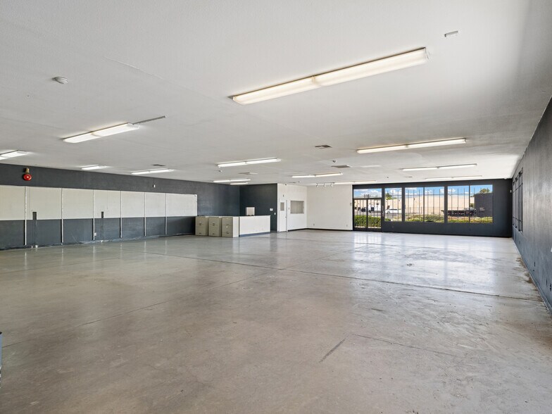 More Photos Of 13815 Park Ave, Victorville Warehouse For Lease