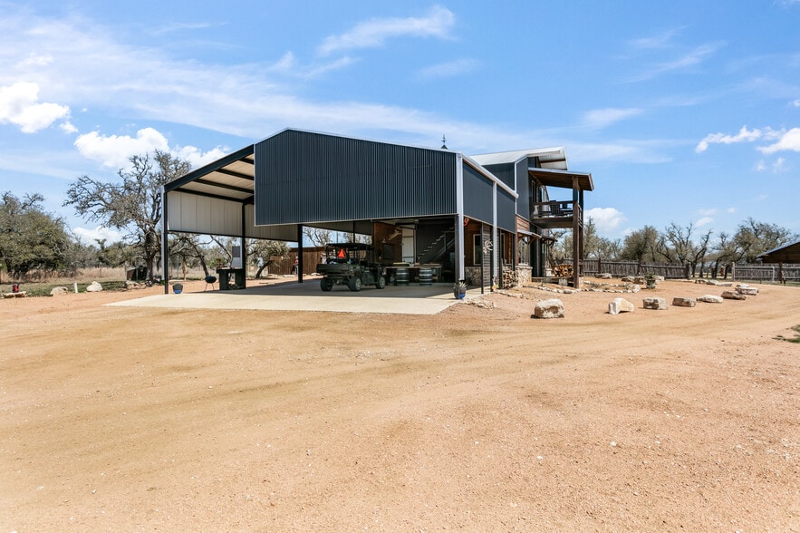 More Photos Of 100 Five Star Trl, Fredericksburg Hotel For Sale