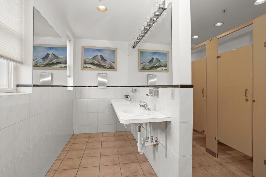More Photos Of 17 Elm St, Greenwich Freestanding For Lease