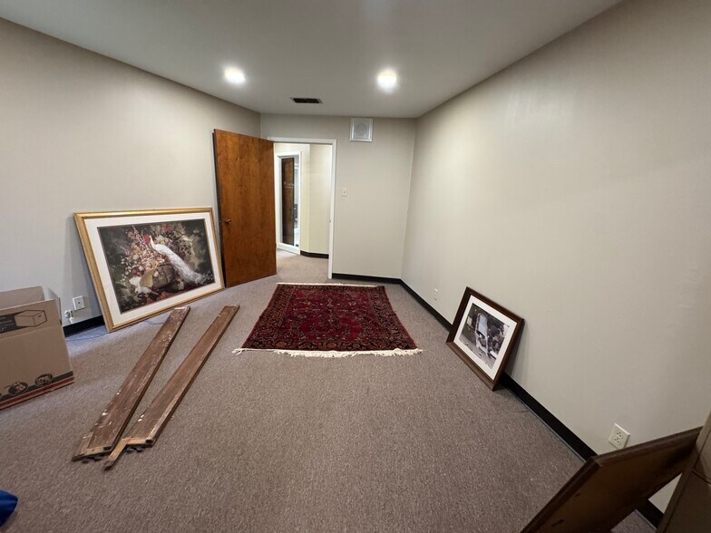 More Photos Of 1208 S Chestnut St, Lufkin Showroom For Sale