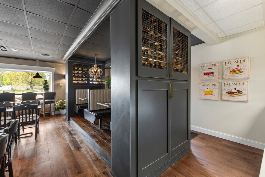 More Photos Of 320 W College St, Pulaski Fast Food For Sale