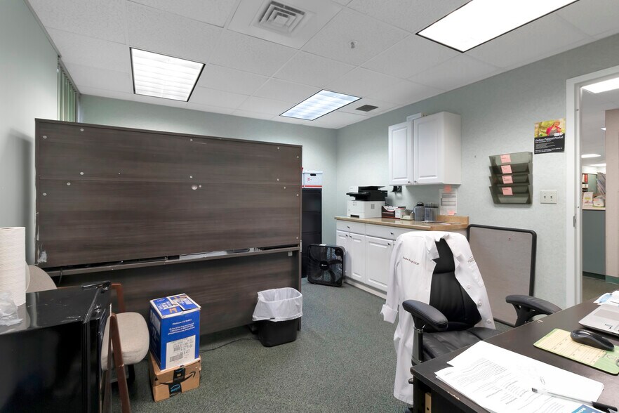 More Photos Of 2525 Harbor Blvd, Port Charlotte Medical For Lease