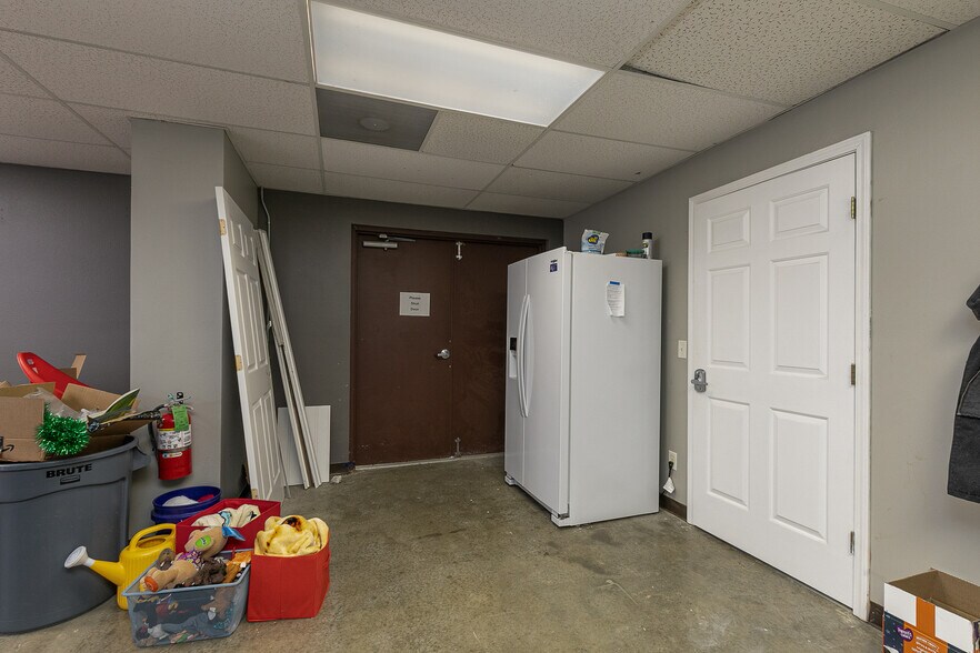 More Photos Of 500 W Daniels St, Ozark Office For Sale