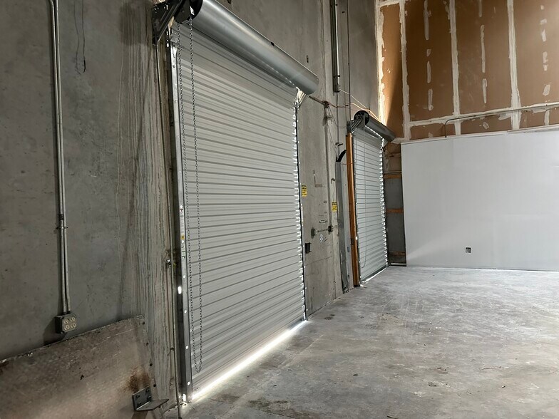 More Photos Of 9208 Palm River Rd, Tampa Warehouse For Lease