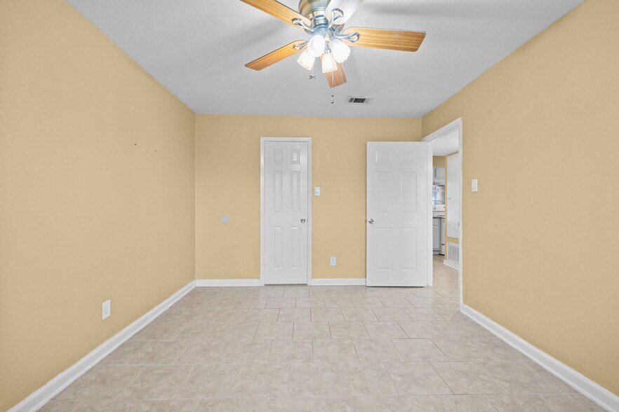 More Photos Of 601 E Coombs St, Alvin Apartments For Sale