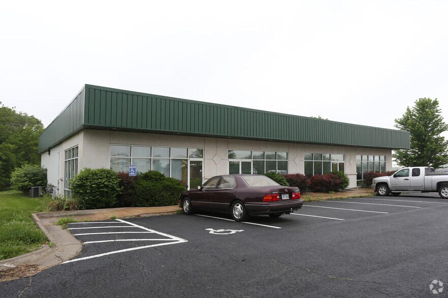 Primary Photo Of 450 N Iowa St, Lawrence Flex For Lease