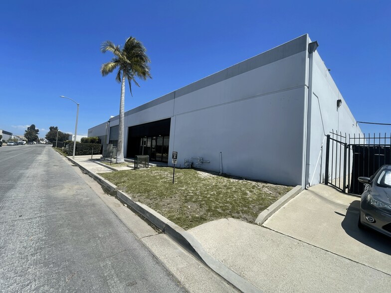 More Photos Of 15672 Chemical Ln, Huntington Beach Distribution For Sale