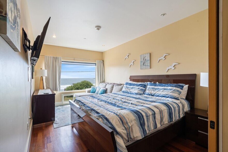 More Photos Of 1505 Pacific Ave NW, Oceanside Hotel For Sale