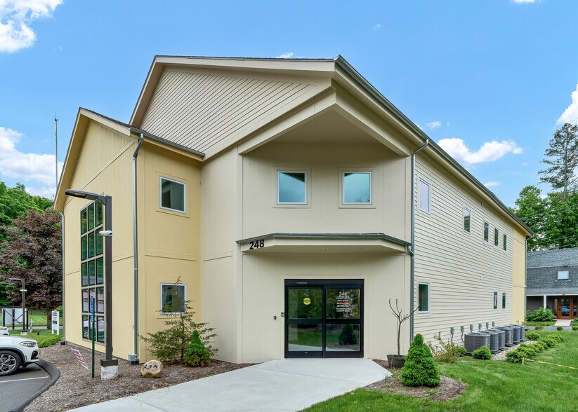 More Photos Of 248 Main St, Farmington Freestanding For Lease