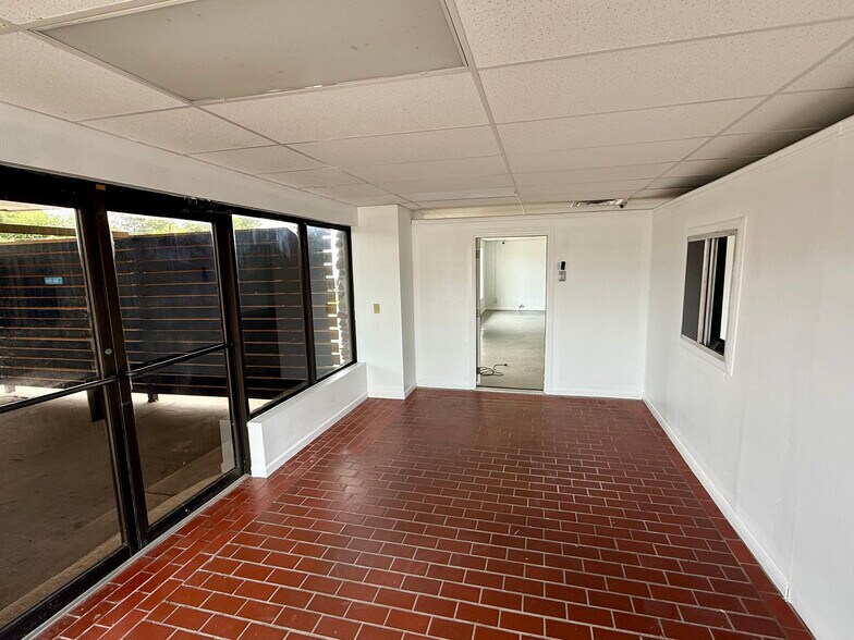 More Photos Of 1085 5th, Silsbee Restaurant For Lease