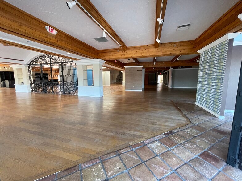 More Photos Of 9405 Kenwood Rd, Cincinnati Unknown For Lease