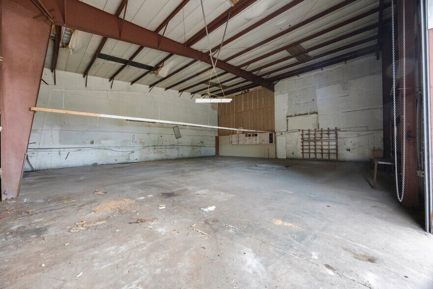 More Photos Of 9161 131st Pl N, Largo Warehouse For Lease