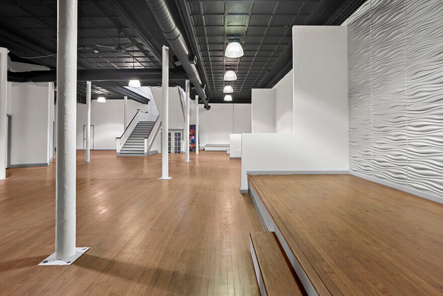 More Photos Of 2055 Gratiot Ave, Detroit Storefront Retail Office For Lease