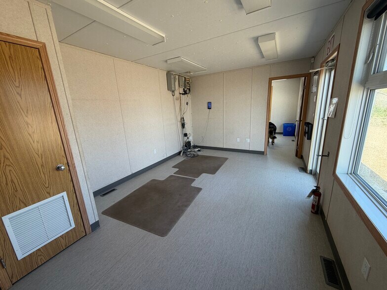 More Photos Of 11 & 13 - 27123 Highway 597, Blackfalds Warehouse For Lease
