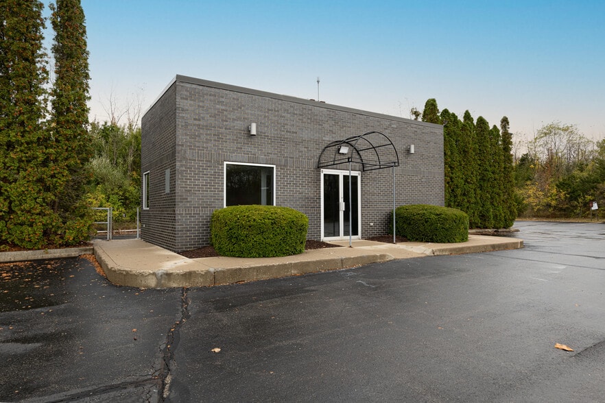 Primary Photo Of 7271 N Main St, Dayton Office For Lease