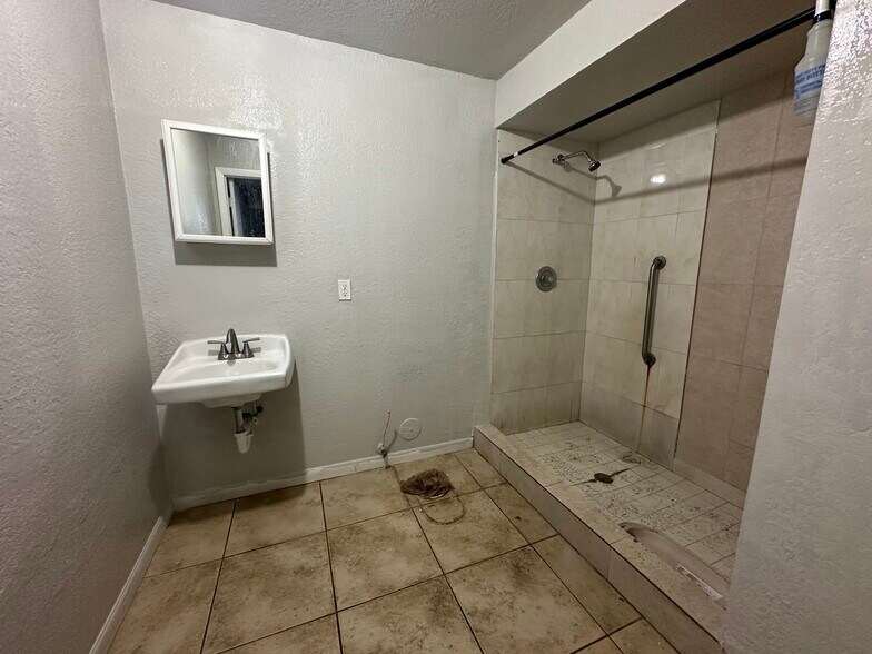 More Photos Of 2117 Taylor St, Hollywood Flex For Lease