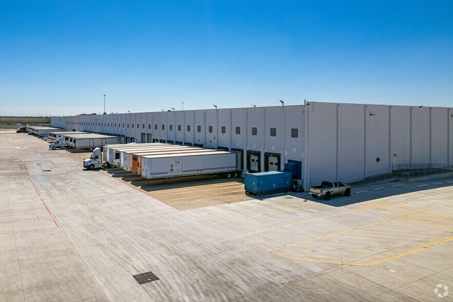 More Photos Of 5500 South Fwy, Fort Worth Unknown For Lease