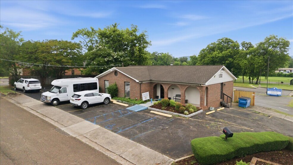 More Photos Of 1002 Oakwood Ave NW, Huntsville Office Residential For Lease