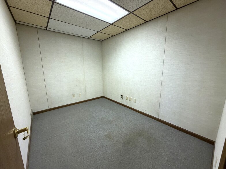 More Photos Of 305 N Mason St, Carrollton Office For Sale