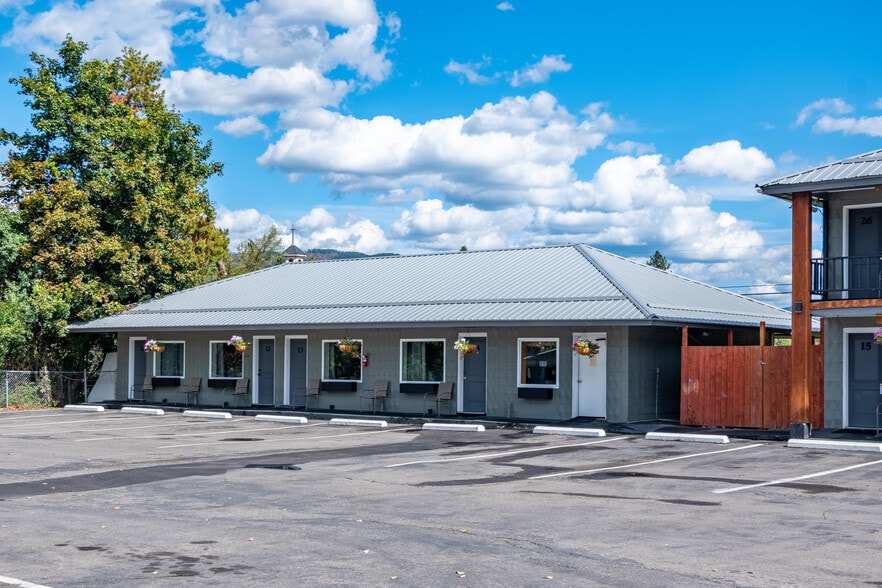 More Photos Of 31901 US Highway 2, Libby Hotel For Sale
