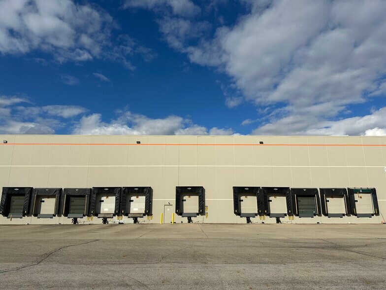 More Photos Of 6360-6440 Port Rd, Groveport Distribution For Lease