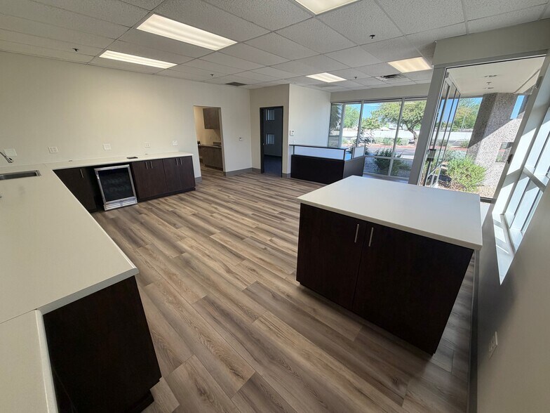 More Photos Of 7910 N Glen Harbor Blvd, Glendale Unknown For Lease