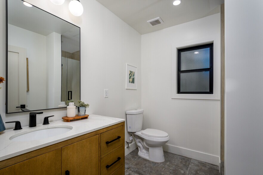 More Photos Of 223 Howland Canal, Venice Multifamily For Sale