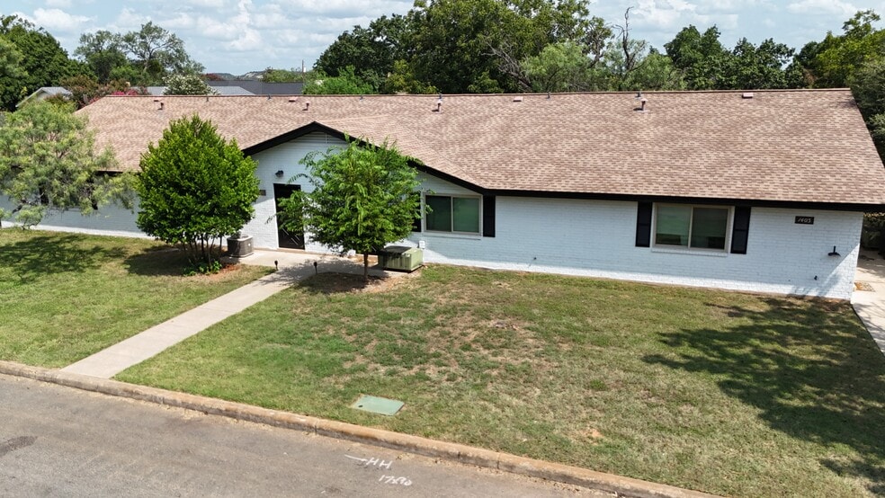 More Photos Of 1405 N Crockett St, Fredericksburg Apartments For Sale