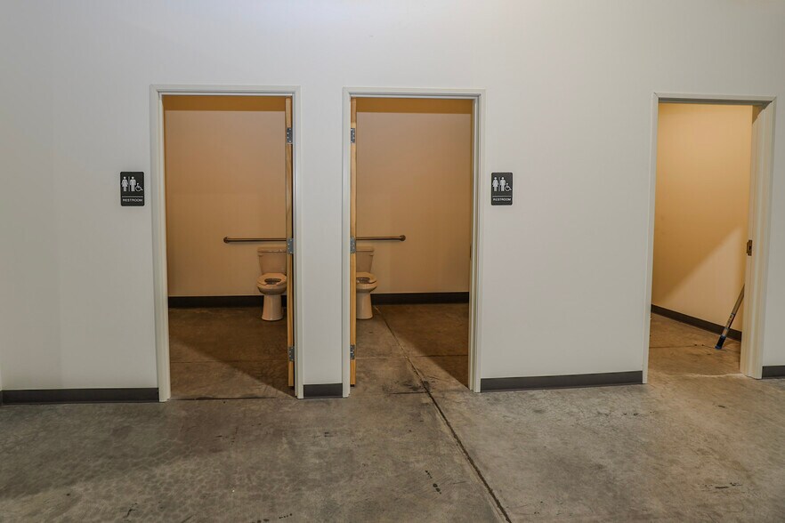 More Photos Of 135 NE Mill St, Grants Pass Storefront For Sale