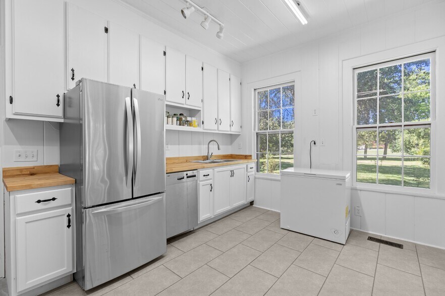 More Photos Of 219 Old Mill Rd, Winchester Office For Sale