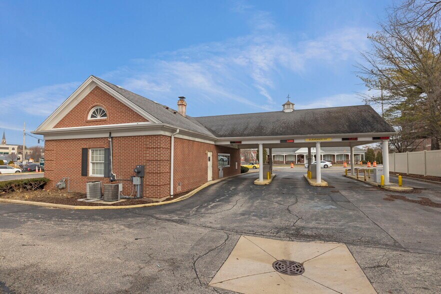 More Photos Of 507 S Washington St, Naperville General Retail For Lease