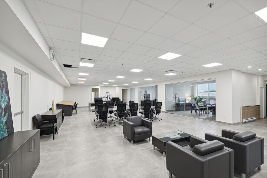 More Photos Of 247-255 Montee De Liesse, Montréal Warehouse For Lease