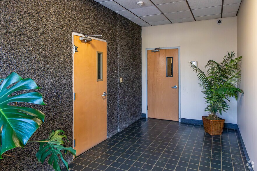 More Photos Of 2444 Morris Ave, Union Township Office For Lease