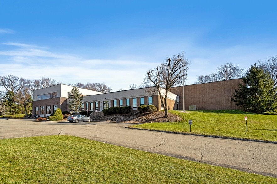 More Photos Of 11 York Ave, West Caldwell Manufacturing For Lease