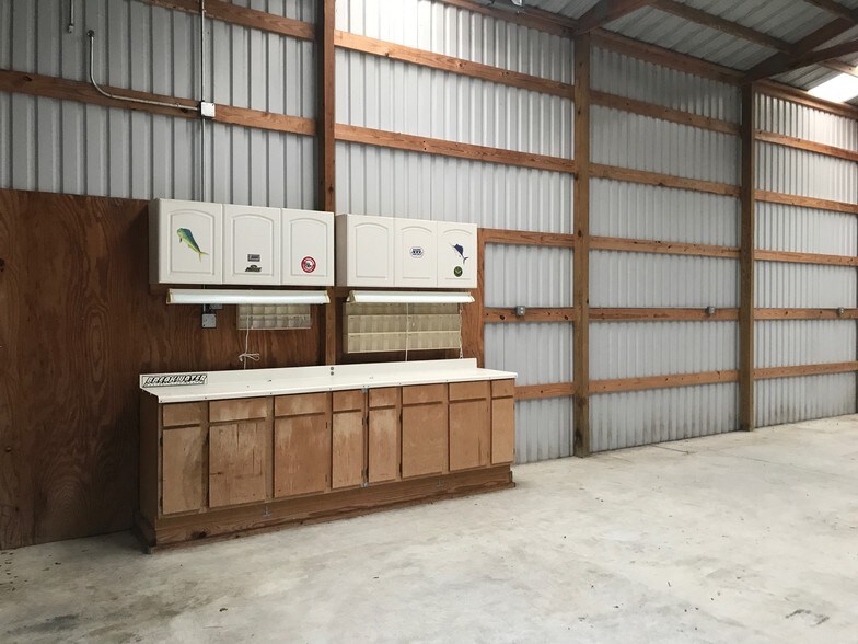 More Photos Of 1115 Chateau Woods Parkway Dr, Conroe Light Manufacturing For Lease