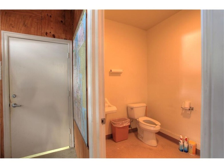 More Photos Of 181 Sebastian Blvd, Sebastian Light Manufacturing For Sale