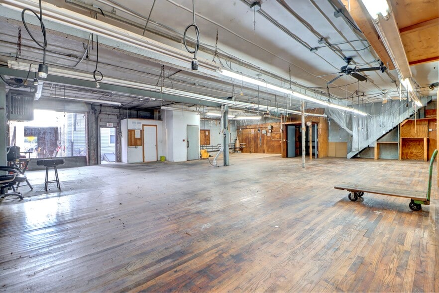 More Photos Of 1059 Wyckoff Ave, Ridgewood Flex For Lease